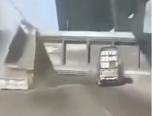 Camión tumba puente peatonal, deja un muerto en carretera de Tailandia