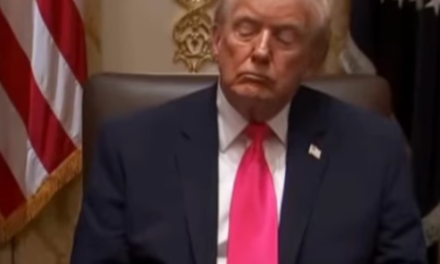 Trump es captado ‘cabezando’ durante rueda de prensa y el video desata una ola de reacciones en redes