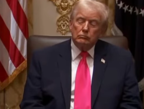 Trump es captado ‘cabezando’ durante rueda de prensa y el video desata una ola de reacciones en redes