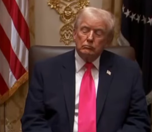 Trump es captado ‘cabezando’ durante rueda de prensa y el video desata una ola de reacciones en redes