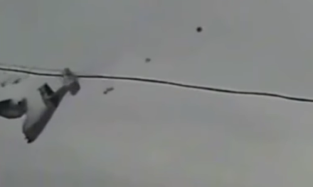 Avión militar ruso se parte en dos en pleno vuelo y deja siete muertos