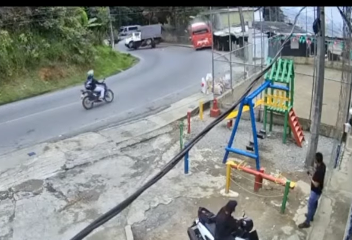 Nuevo accidente de tránsito en la vía a Santa Elena deja cinco personas lesionadas