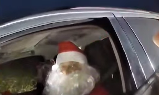 Santa Claus es detenido por exceso de velocidad en Ohio mientras iba a sorprender a niños