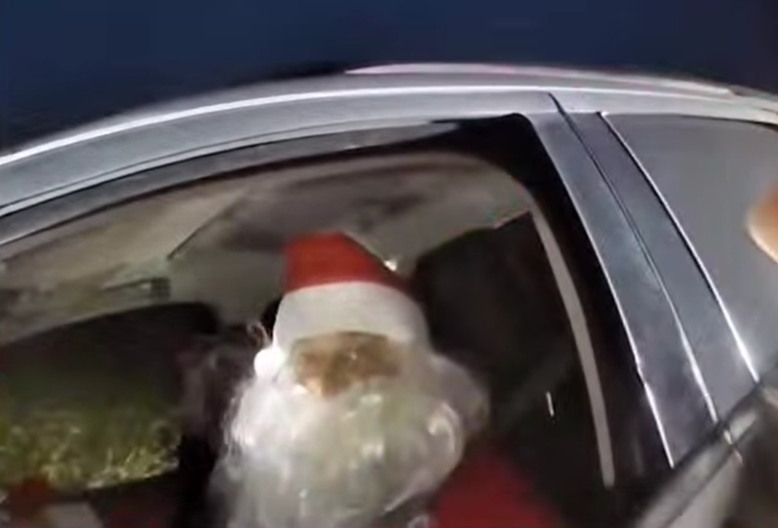 Santa Claus es detenido por exceso de velocidad en Ohio mientras iba a sorprender a niños