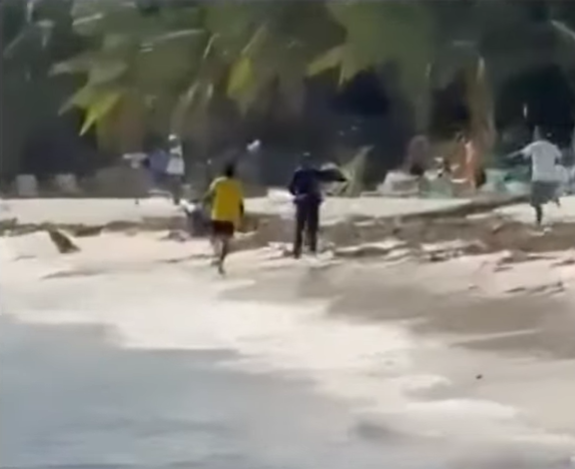Intentan desarmar a un policía en playas de San Andrés, resulta herido