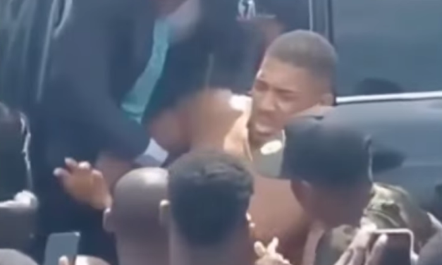 Accidente fatal en Nigeria involucra a Anthony Joshua; dos personas murieron y el boxeador resultó con lesiones leves