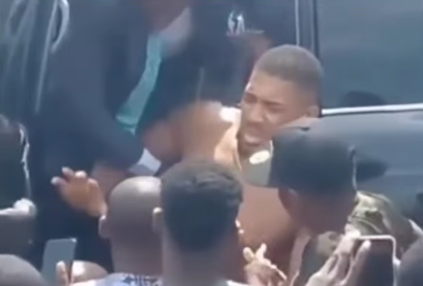 Accidente fatal en Nigeria involucra a Anthony Joshua; dos personas murieron y el boxeador resultó con lesiones leves