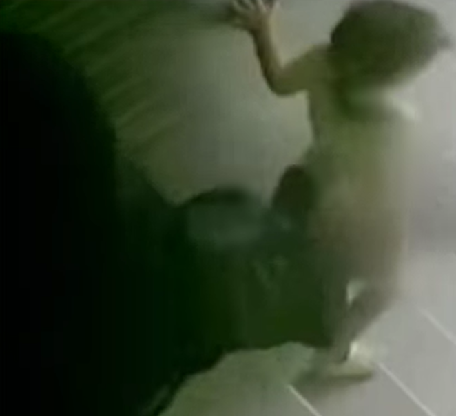 A prisión en tras hacer caer a su hija de 3 años por la escalera, de una patada