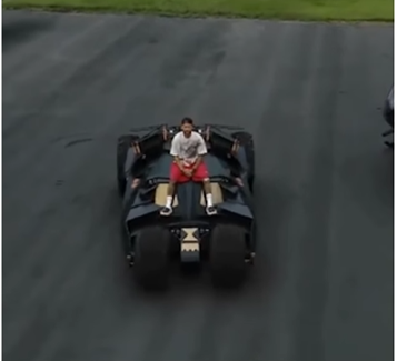 Neymar cumple un sueño y lleva el Batimóvil a su garaje personal