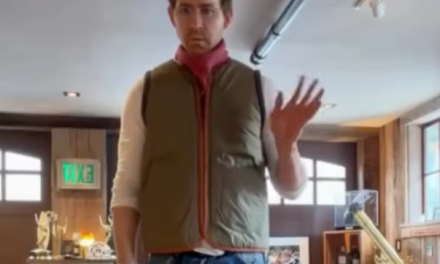 Ryan Reynolds impulsa al fútbol colombiano con un video viral luciendo la camiseta de su club