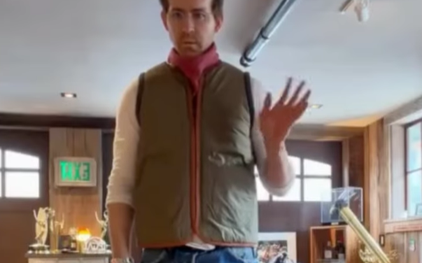 Ryan Reynolds impulsa al fútbol colombiano con un video viral luciendo la camiseta de su club