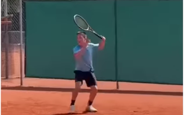 tenista de 13 años que juega sin revés y sorprende al mundo del tenis