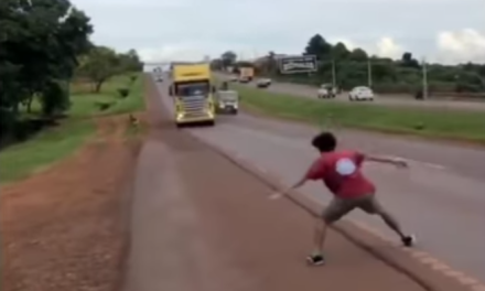 Detienen a tiktoker por provocar camioneros en plena vía: irresponsabilidad llevada al extremo por likes