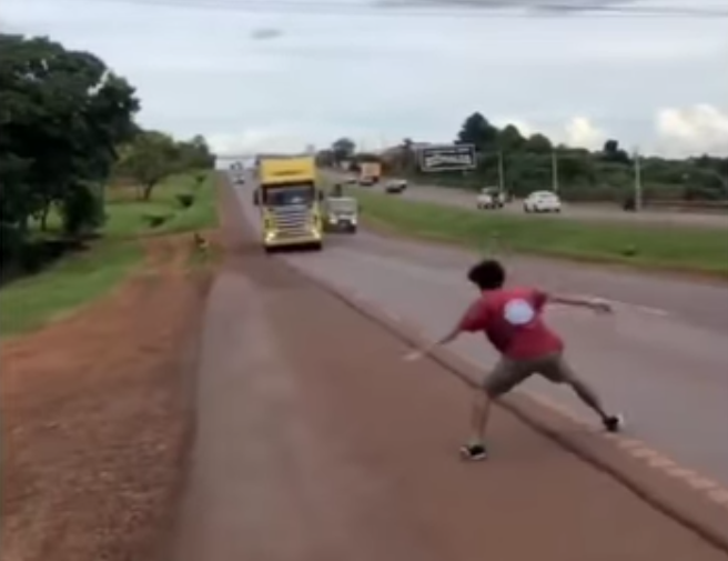 Detienen a tiktoker por provocar camioneros en plena vía: irresponsabilidad llevada al extremo por likes