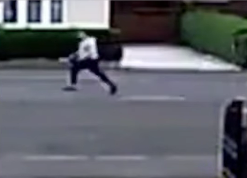 CON LA MOTOSIERRA EN LA MANO HOMBRE PERSIGUIÓ A POLICÍA EN PLENA CALLE TRAS BRUTAL CHOQUE EN ESCOCIA