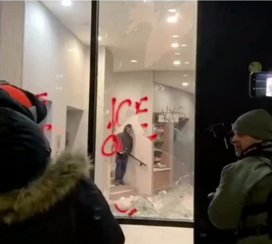 Protestas en Minneapolis contra ICE estallan frente a hotel donde se cree que hay agentes🚨🇺🇸