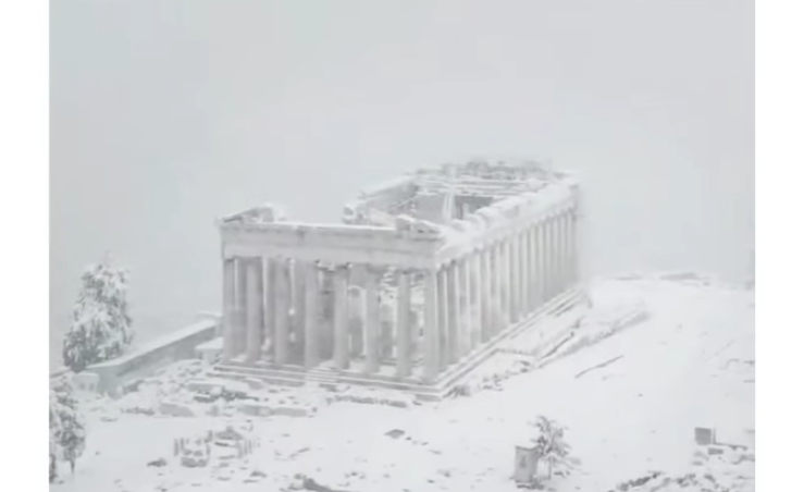 La Acrópolis despierta bajo la nieve, como un templo del Zodiaco