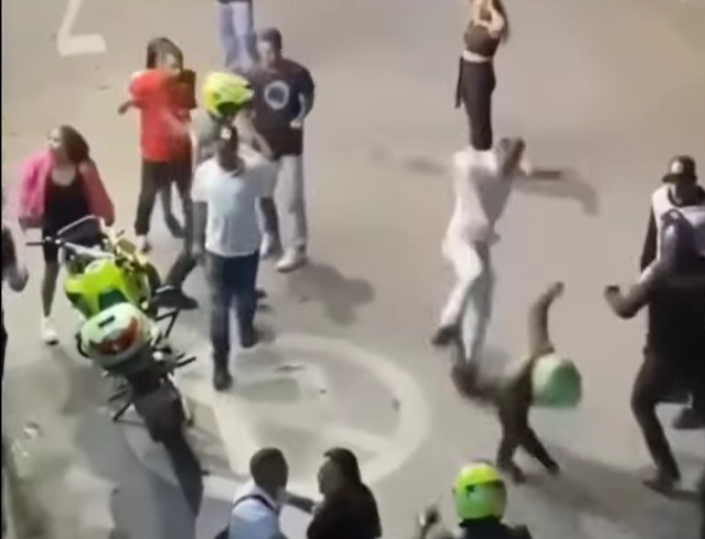 Riña en barrio del nordeste antioqueño termina con patada a un policía