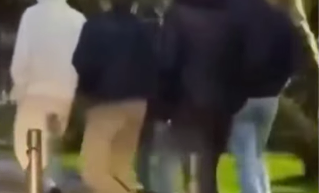  Piqué y Clara Chía ignoraron provocación con música de Shakira en España