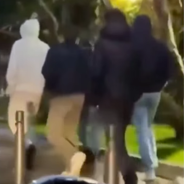  Piqué y Clara Chía ignoraron provocación con música de Shakira en España