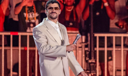 BAD BUNNY RINDE HOMENAJE A WILLIE COLÓN EN PLENO CONCIERTO: “HOY SE FUE UNA DE LAS LEYENDAS”