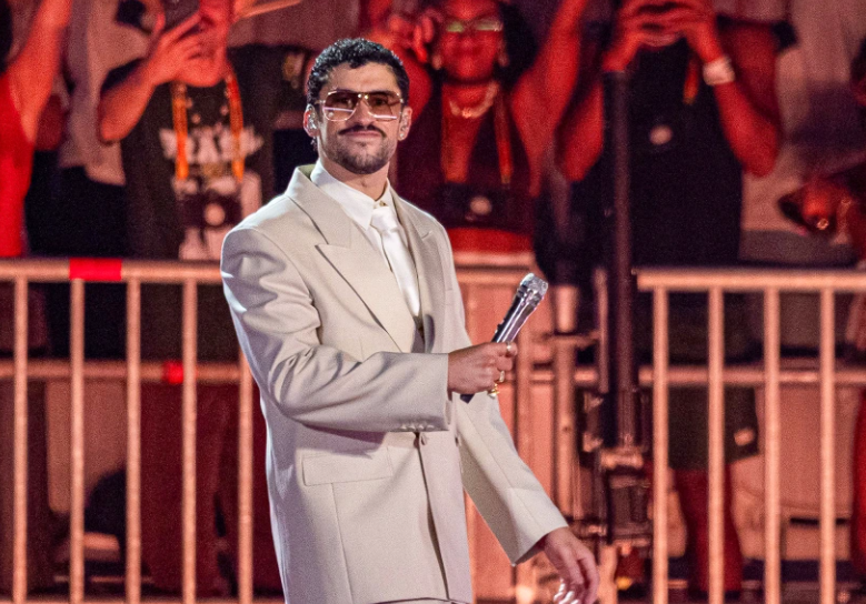 BAD BUNNY RINDE HOMENAJE A WILLIE COLÓN EN PLENO CONCIERTO: “HOY SE FUE UNA DE LAS LEYENDAS”