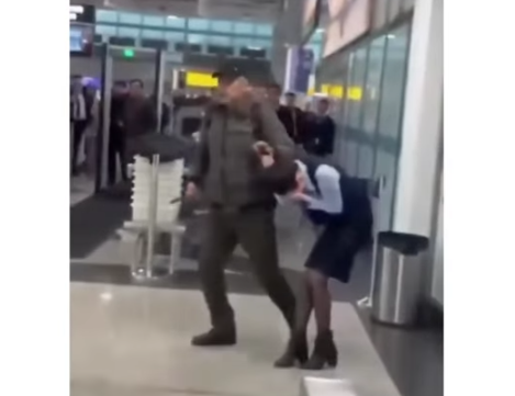 Exboxeador salva a mujer amenazada con cuchillo en aeropuerto de Kazajistán