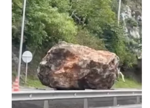 Todos ilesos tras caída de enorme roca