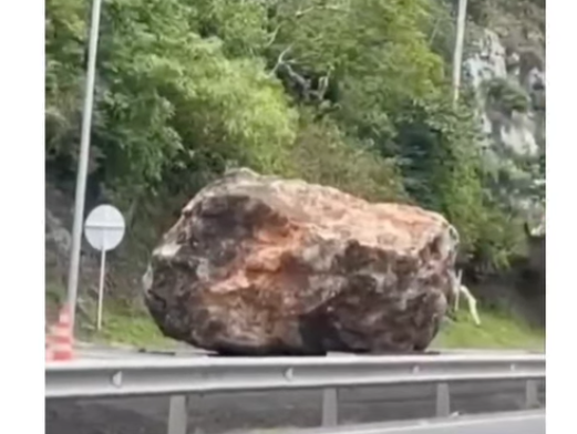 Todos ilesos tras caída de enorme roca