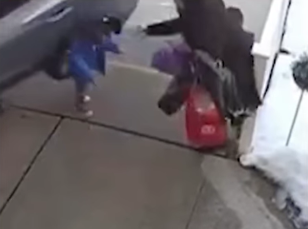 𝗖𝗔𝗠𝗜𝗢𝗡𝗘𝗧𝗔 𝗙𝗨𝗘𝗥𝗔 𝗗𝗘 𝗖𝗢𝗡𝗧𝗥𝗢𝗟 𝗔𝗧𝗥𝗢𝗣𝗘𝗟𝗟𝗔 𝗔 𝗠𝗔𝗗𝗥𝗘 𝗬 𝗦𝗨𝗦 𝗗𝗢𝗦 𝗛𝗜𝗝𝗢𝗦 𝗔𝗙𝗨𝗘𝗥𝗔 𝗗𝗘 𝗣𝗥𝗘𝗘𝗦𝗖𝗢𝗟𝗔𝗥 𝗘𝗡 𝗡𝗨𝗘𝗩𝗔 𝗝𝗘𝗥𝗦𝗘𝗬