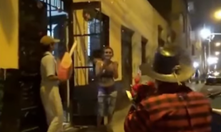 𝗗𝗘 𝗙𝗟𝗢𝗥𝗘𝗦 𝗬 𝗦𝗘𝗥𝗘𝗡𝗔𝗧𝗔… 𝗔 𝗘𝗦𝗣𝗢𝗦𝗔𝗦: 𝗢𝗣𝗘𝗥𝗔𝗧𝗜𝗩𝗢 𝗘𝗡 𝗦𝗔𝗡 𝗩𝗔𝗟𝗘𝗡𝗧𝗜́𝗡 𝗦𝗘 𝗩𝗨𝗘𝗟𝗩𝗘 𝗩𝗜𝗥𝗔𝗟 𝗘𝗡 𝗧𝗥𝗨𝗝𝗜𝗟𝗟𝗢