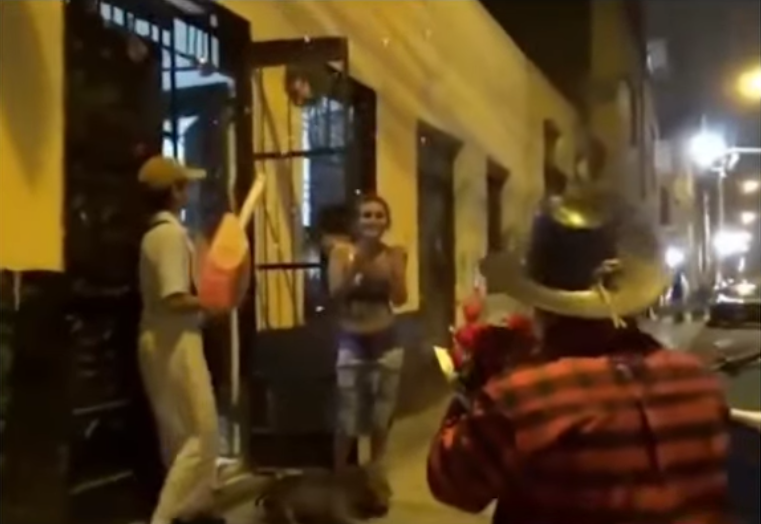 𝗗𝗘 𝗙𝗟𝗢𝗥𝗘𝗦 𝗬 𝗦𝗘𝗥𝗘𝗡𝗔𝗧𝗔… 𝗔 𝗘𝗦𝗣𝗢𝗦𝗔𝗦: 𝗢𝗣𝗘𝗥𝗔𝗧𝗜𝗩𝗢 𝗘𝗡 𝗦𝗔𝗡 𝗩𝗔𝗟𝗘𝗡𝗧𝗜́𝗡 𝗦𝗘 𝗩𝗨𝗘𝗟𝗩𝗘 𝗩𝗜𝗥𝗔𝗟 𝗘𝗡 𝗧𝗥𝗨𝗝𝗜𝗟𝗟𝗢