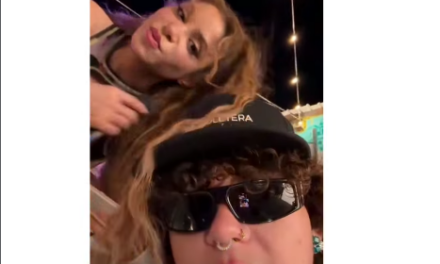 “𝗘𝗦𝗧𝗢𝗬 𝗔𝗤𝗨𝗜́ 𝗖𝗢𝗡 𝗠𝗜 ‘𝗖𝗢𝗟𝗘𝗧𝗜𝗖𝗔’”: 𝗕𝗘𝗘́𝗟𝗘 𝗬 𝗦𝗛𝗔𝗞𝗜𝗥𝗔 𝗘𝗡𝗖𝗜𝗘𝗡𝗗𝗘𝗡 𝗕𝗔𝗥𝗥𝗔𝗡𝗤𝗨𝗜𝗟𝗟𝗔 𝗖𝗢𝗡 𝗡𝗨𝗘𝗩𝗢 𝗩𝗜𝗗𝗘𝗢