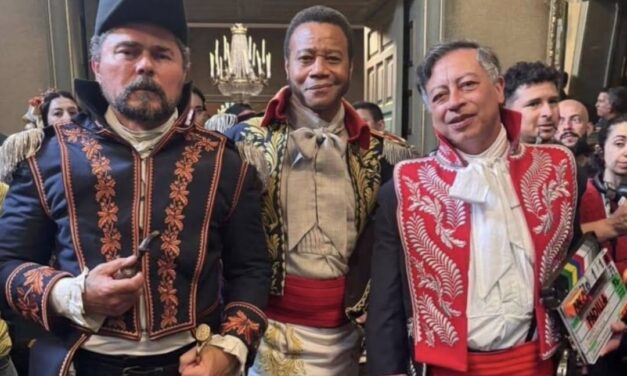 Petro salta del Palacio a la pantalla grande… con dinero público