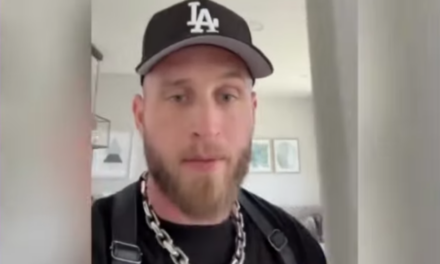 Hijo de Tom Hanks, Chet, asegura que no puede salir de Medellín por problema migratorio