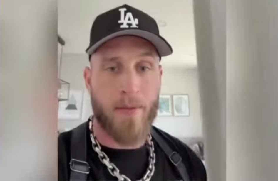 Hijo de Tom Hanks, Chet, asegura que no puede salir de Medellín por problema migratorio