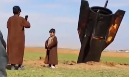 Restos de misil iraní en el noreste de Siria, se convierte en atrativo turístico