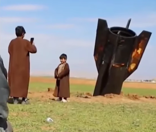 Restos de misil iraní en el noreste de Siria, se convierte en atrativo turístico