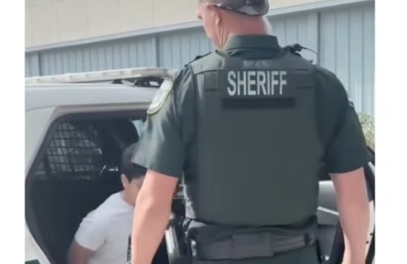 Niño de 10 años arrestado tras escribir “lista de personas que voy a matar” en su salón de clases