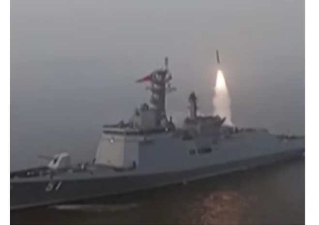 Kim Jong-un supervisa prueba de misiles desde nuevo destructor norcoreano