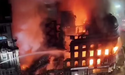 Incendio provoca colapso parcial de edificio histórico cerca de la principal estación de tren de Escocia