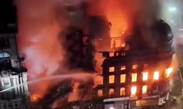 Incendio provoca colapso parcial de edificio histórico cerca de la principal estación de tren de Escocia