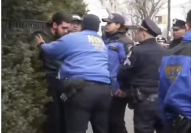 Lanzan artefacto explosivo frente a la residencia del alcalde de Nueva York durante protestas