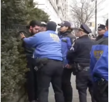 Lanzan artefacto explosivo frente a la residencia del alcalde de Nueva York durante protestas