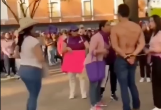 Fue a la marcha del 8M con su novia… y terminó enfrentando a su ex