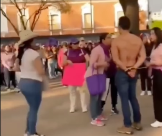 Fue a la marcha del 8M con su novia… y terminó enfrentando a su ex