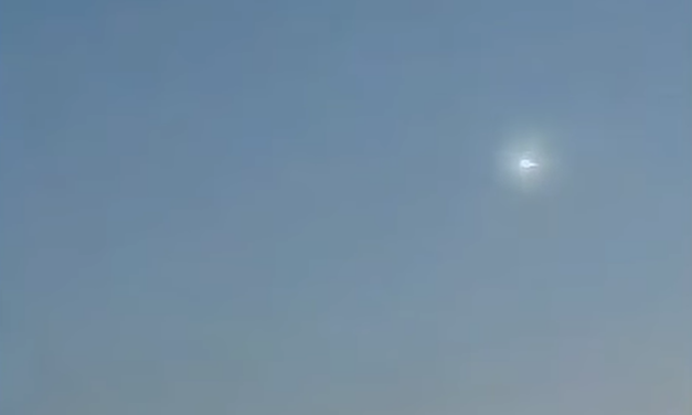 Bólido brillante cruza el cielo de Europa y fragmentos impactan una vivienda en Alemania