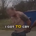 Policías terminan cantando y bailando con un hombre que iban a arrestar