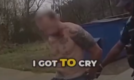 Policías terminan cantando y bailando con un hombre que iban a arrestar