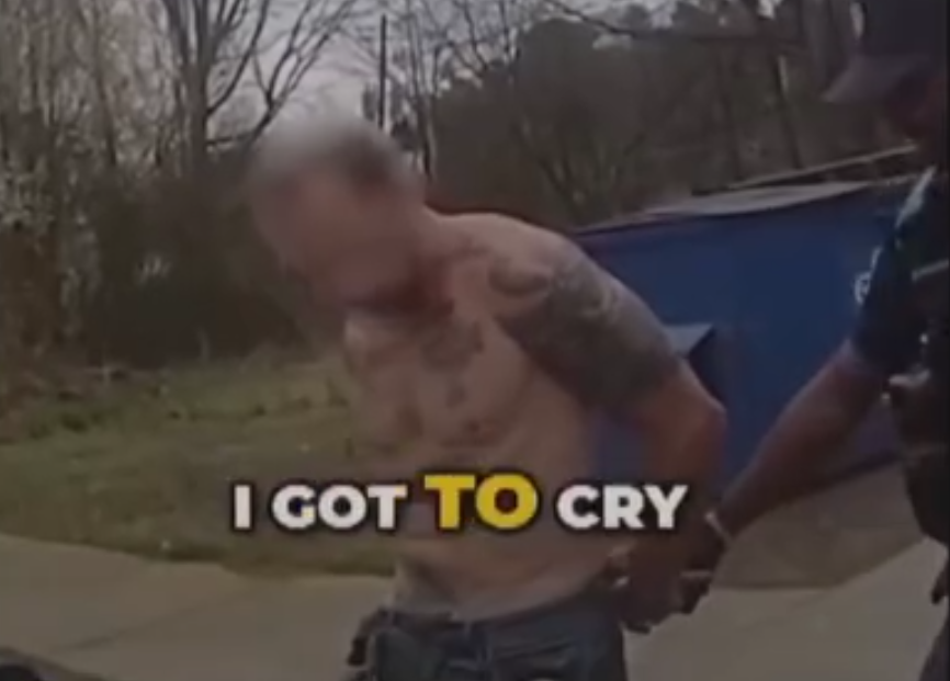 Policías terminan cantando y bailando con un hombre que iban a arrestar